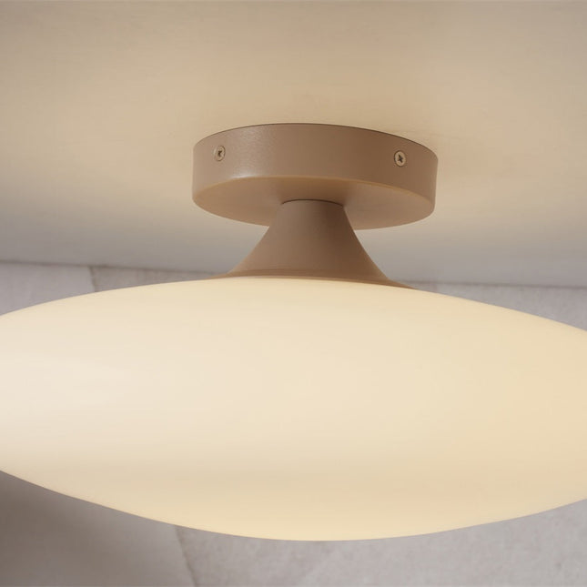 Gros plan sur le support plafond en métal finition sable du plafonnier Sapporo