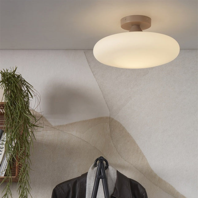 Plafonnier Sapporo allumé au plafond d'une entrée japandi avec plante suspendue et portant
