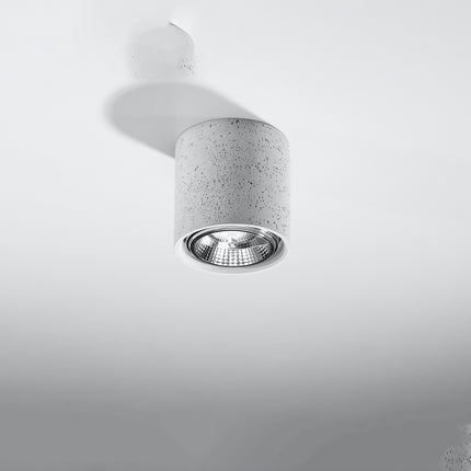 Plafonnier Solide Chic en béton fixé au plafond, vue en angle, éteint