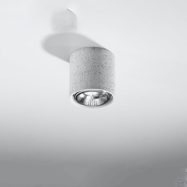 Plafonnier Solide Chic en béton fixé au plafond, vue en angle, éteint