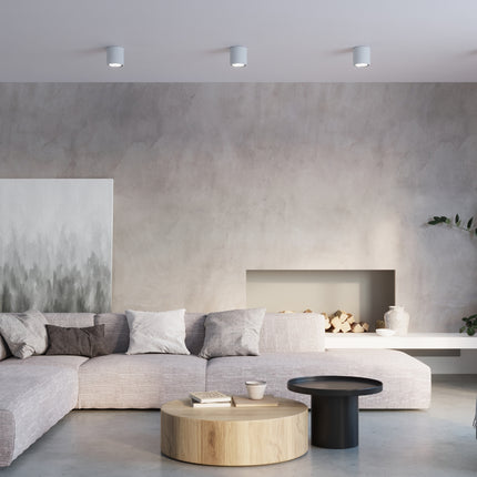Plafonniers Solide Chic en béton alignés au plafond d'un salon