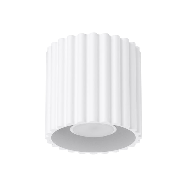 Plafonnier spot Aura en aluminium blanc mat, finition cannelée, vu de face sur fond blanc