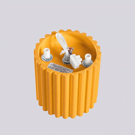 Plafonnier Spot Aura Aluminium Cannelé Jaune Ambré (GU10), vue sur fond coloré
