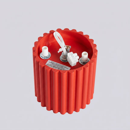 Plafonnier Spot Aura Aluminium Cannelé Rouge Vif (GU10), vue sur fond coloré