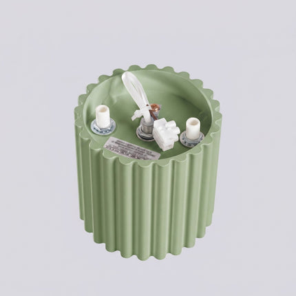 Plafonnier Spot Aura Aluminium Cannelé Vert Sauge (GU10), vue sur fond coloré