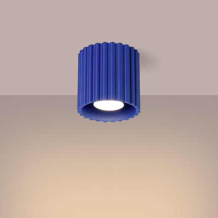 Plafonnier Aura bleu outremer allumé diffusant une lumière chaude au plafond