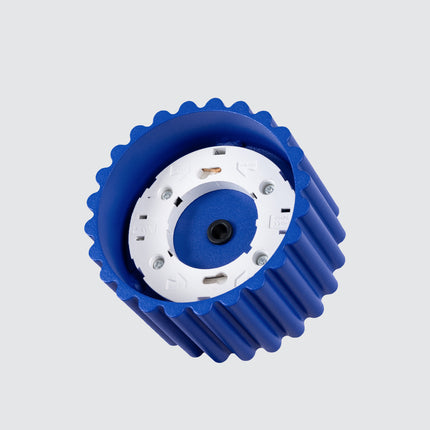 Vue de dessous du plafonnier spot Aura bleu outremer montrant le porte-lampe GX53 blanc