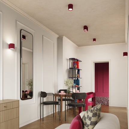 Spots Aura bordeaux éclairant un coin repas décoré et contemporain