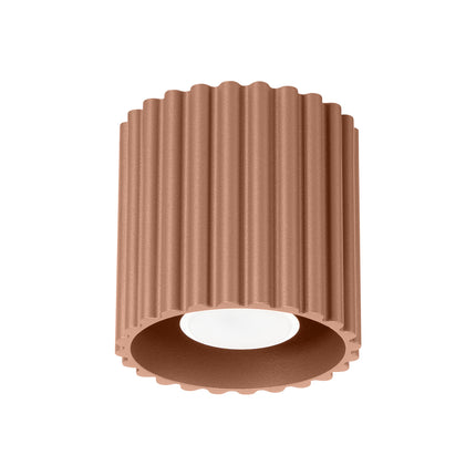 Plafonnier spot Aura cannelé en aluminium moka, vue de trois quarts sur fond blanc