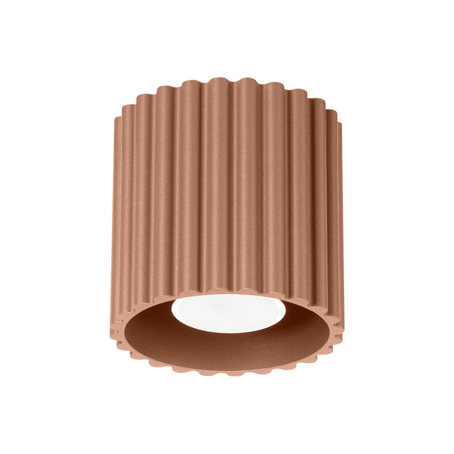 Plafonnier spot Aura cannelé en aluminium moka, vue de trois quarts sur fond blanc