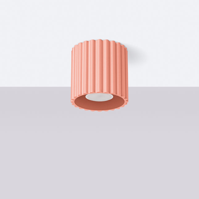 Plafonnier spot Aura pêche cannelé installé au plafond, luminaire cylindrique compact