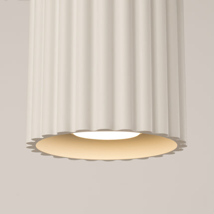 Détail des cannelures verticales du plafonnier spot Aura en aluminium beige