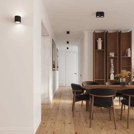 Plafonniers spot Aura noirs en applique dans un couloir et une salle à manger scandinaves