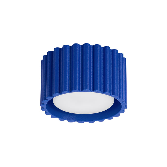 Plafonnier spot Aura rond cannelé en aluminium bleu outremer avec diffuseur blanc, vue de trois quarts