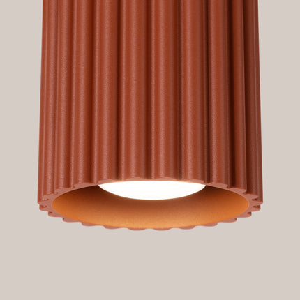 Détail du spot Aura terracotta cannelé, gros plan sur les stries et le diffuseur allumé