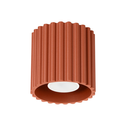 Plafonnier spot Aura en aluminium cannelé rouge terracotta, douille GU10, vue de face sur fond clair
