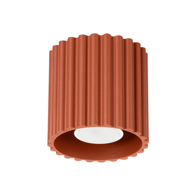 Plafonnier spot Aura en aluminium cannelé rouge terracotta, douille GU10, vue de face sur fond clair