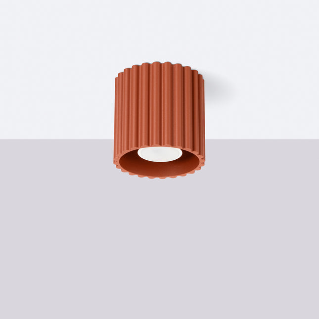 Spot Aura terracotta cannelé posé en saillie sous un plafond blanc dans un intérieur épuré