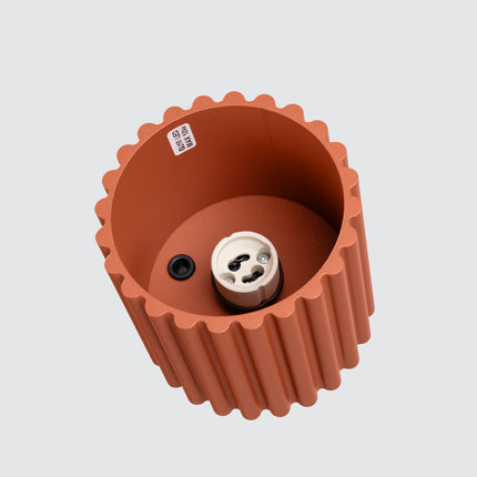 Intérieur du spot Aura terracotta montrant la douille GU10 et l'étiquette LED 10 W max
