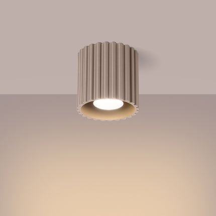 Plafonnier spot Aura taupe allumé au plafond, lumière chaude diffusée vers le sol