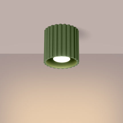 Détail des cannelures verticales du plafonnier Aura vert olive en aluminium mat