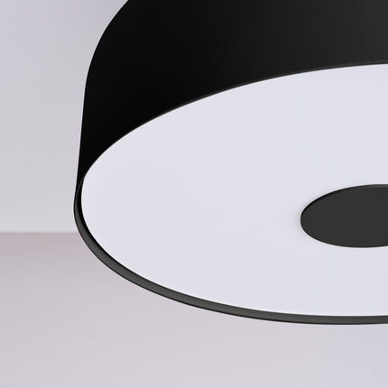 plafonnier tambour 30 cm noir à 4 lumières, packshot de trois quarts