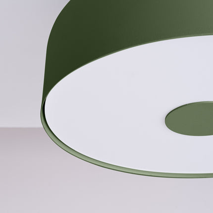 plafonnier tambour 30 cm vert olive à 4 lumières, packshot de trois quarts