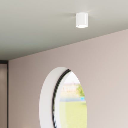 Plafonnier Tasse Nordique blanc en aluminium gros plan sur la source lumineuse