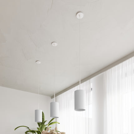 Plafonnier tissu blanc et suspensions assorties dans un séjour clair et épuré