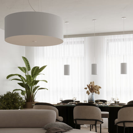 Grand plafonnier tissu rond blanc dans une salle à manger lumineuse et contemporaine