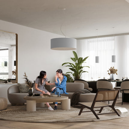 Plafonnier tissu blanc au-dessus d'un salon nordique aux tons beige et bois clair