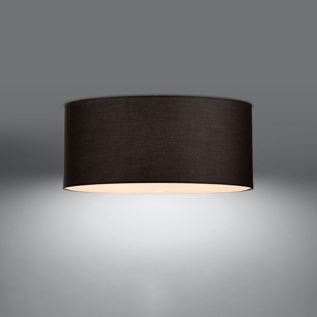 Plafonnier rond en tissu noir 70 cm allumé, lumière chaude adoucie par le diffuseur en verre.