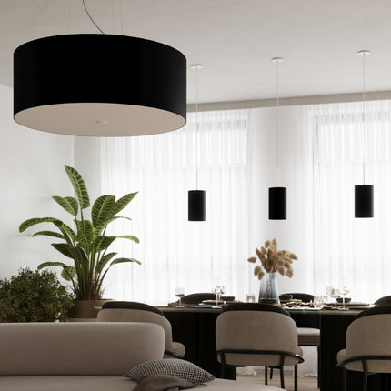 Plafonnier rond en tissu noir 70 cm éclairant une salle à manger lumineuse aux voilages blancs.