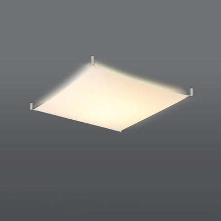 Plafonnier en tissu tendu blanc carré allumé, lumière douce et homogène diffusée par la membrane.