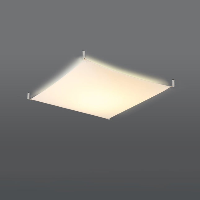 Plafonnier en tissu tendu blanc carré allumé, lumière douce et homogène diffusée par la membrane.