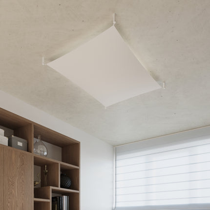 Plafonnier en tissu tendu blanc vu en angle au plafond d'une pièce de vie moderne.