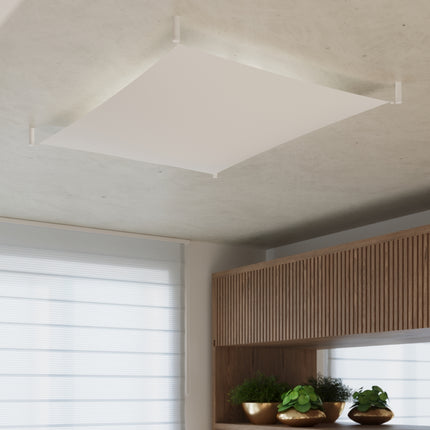 Plafonnier en tissu tendu blanc au plafond d'un intérieur épuré aux tons neutres.