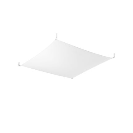 Plafonnier en tissu tendu blanc 105 x 105 cm, membrane carrée fixée par quatre attaches, sur fond blanc.