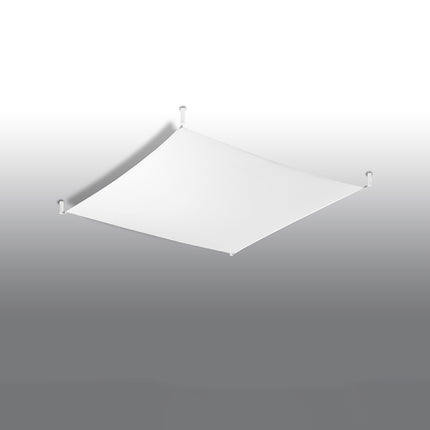 Plafonnier en tissu tendu blanc carré au plafond, surface lisse tendue entre quatre fixations, éteint.