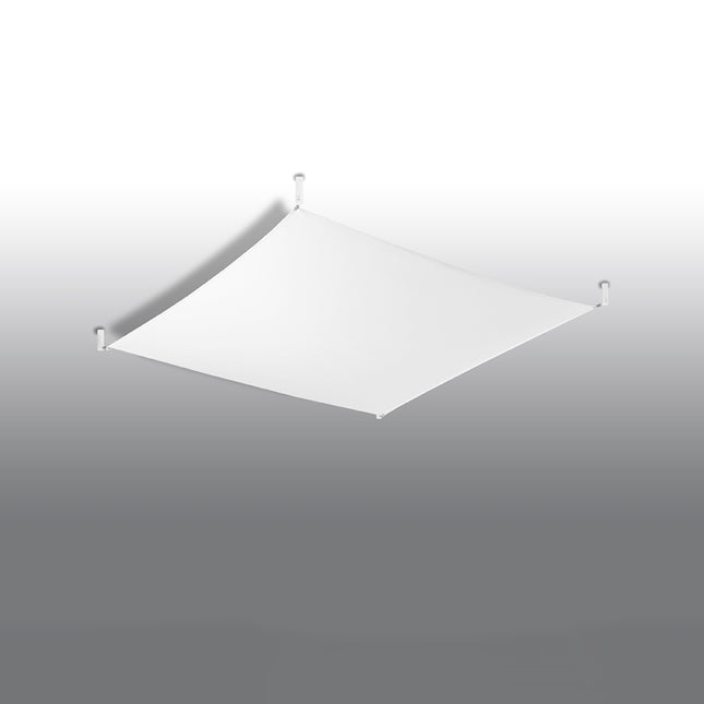 Plafonnier en tissu tendu blanc carré au plafond, surface lisse tendue entre quatre fixations, éteint.