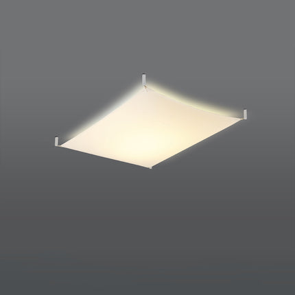 Plafonnier en tissu tendu blanc allumé, lumière douce et homogène diffusée par la membrane.
