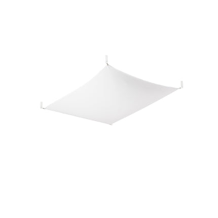 Plafonnier en tissu tendu blanc 105 x 80 cm, membrane fixée par quatre attaches d'angle, sur fond blanc.