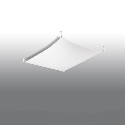 Plafonnier en tissu tendu blanc au plafond, surface lisse tendue entre quatre fixations, éteint.
