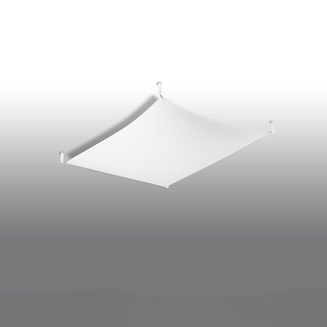 Plafonnier en tissu tendu blanc au plafond, surface lisse tendue entre quatre fixations, éteint.
