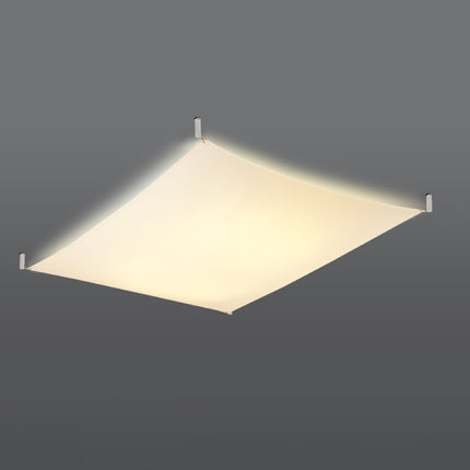 Plafonnier en tissu tendu blanc rectangulaire allumé, lumière douce et homogène diffusée par la membrane.