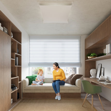 Plafonnier en tissu tendu blanc installé au plafond d'un séjour contemporain lumineux.