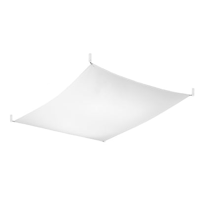 Plafonnier en tissu tendu blanc 130 x 105 cm, membrane rectangulaire fixée par quatre attaches, sur fond blanc.
