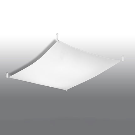 Plafonnier en tissu tendu blanc rectangulaire au plafond, surface lisse tendue entre quatre fixations, éteint.