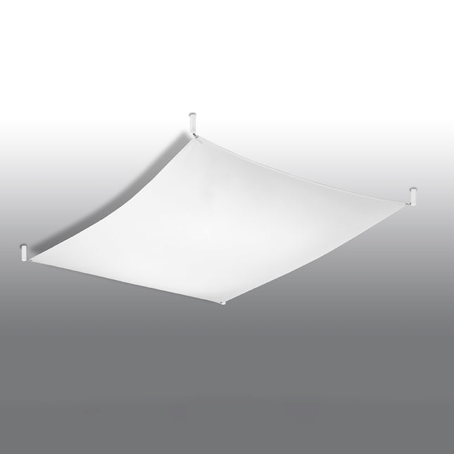 Plafonnier en tissu tendu blanc rectangulaire au plafond, surface lisse tendue entre quatre fixations, éteint.