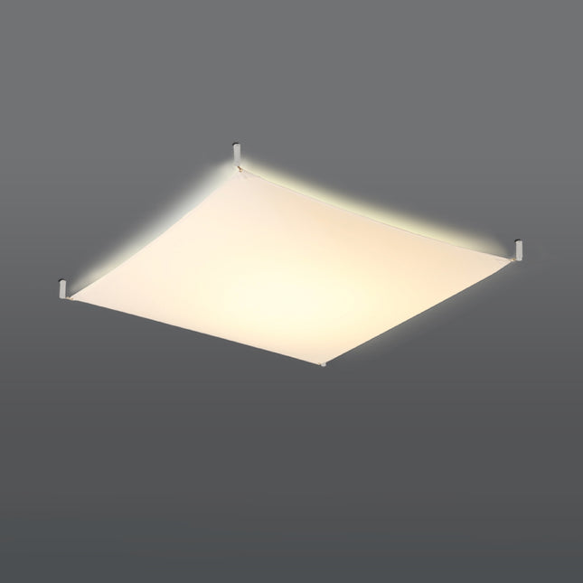 Grand plafonnier en tissu tendu blanc allumé, lumière douce et homogène diffusée par la membrane.